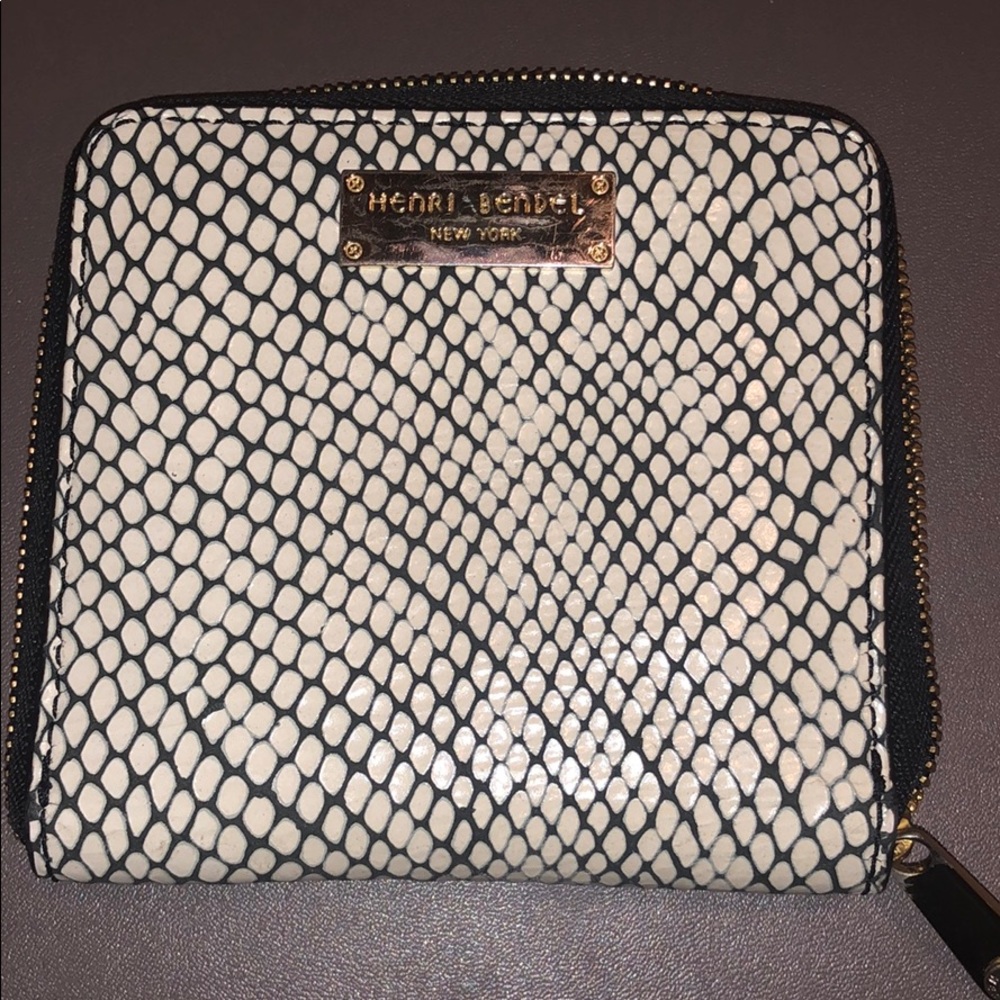 Henri Bendel zip around wallet